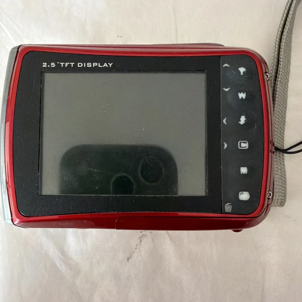 Vivitar ViviCam 8426 Red Digital Waterproof Camera 8.0MP Display / Carrying Case